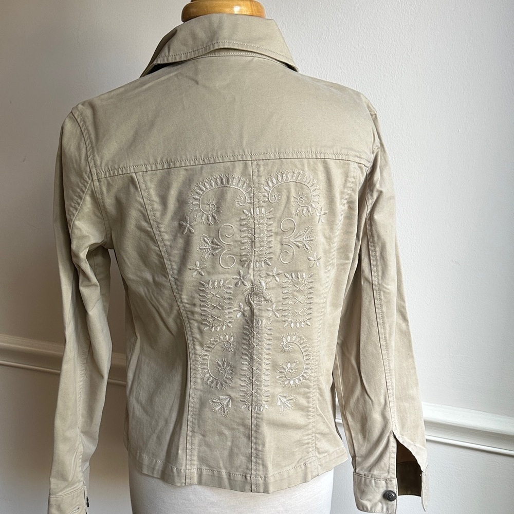 Chico's tan khaki utility jacket embroidery on back size 0 smallEUC